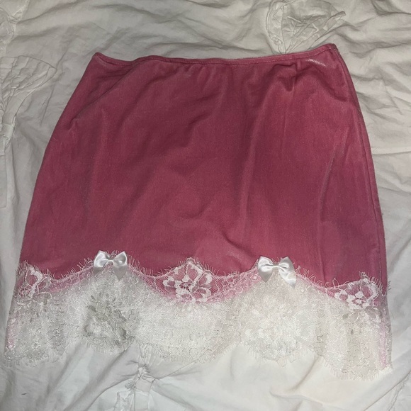Pink Mini Skirt with Lace Details - Picture 3 of 3